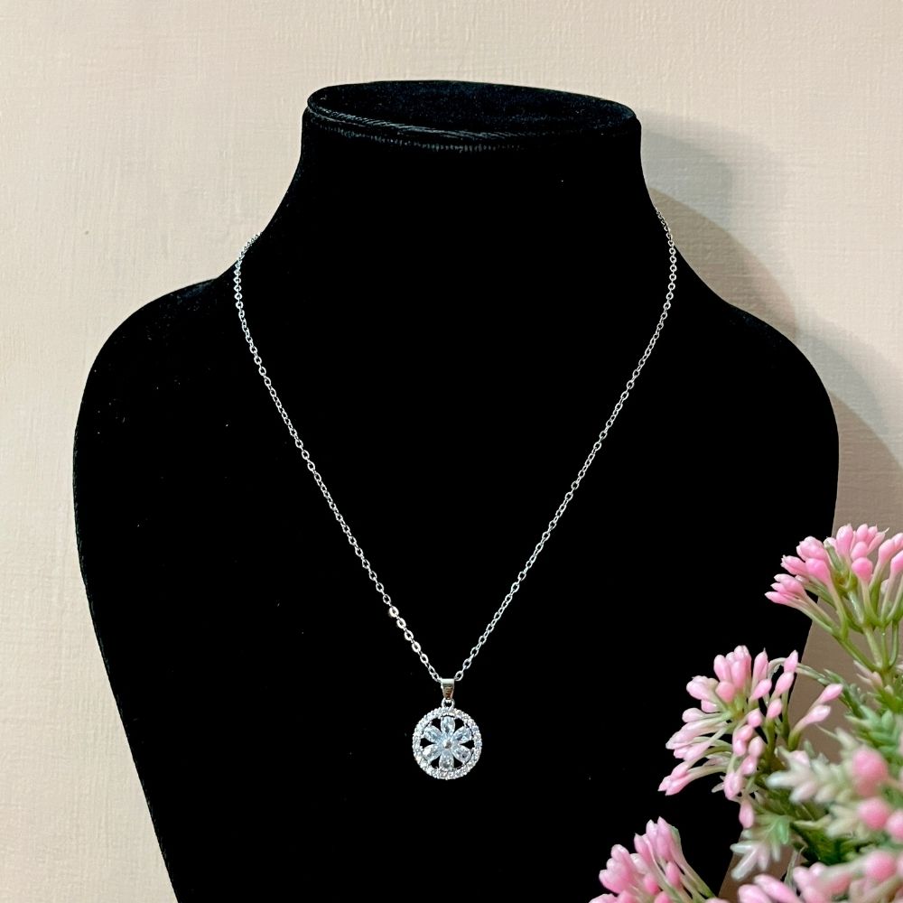 ECW EVA DAINTY NECKLACE image 1