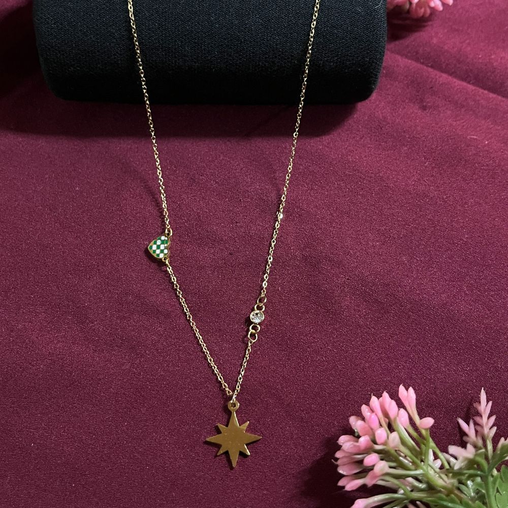 ECW STAR DELICATE NECKLACE image 2