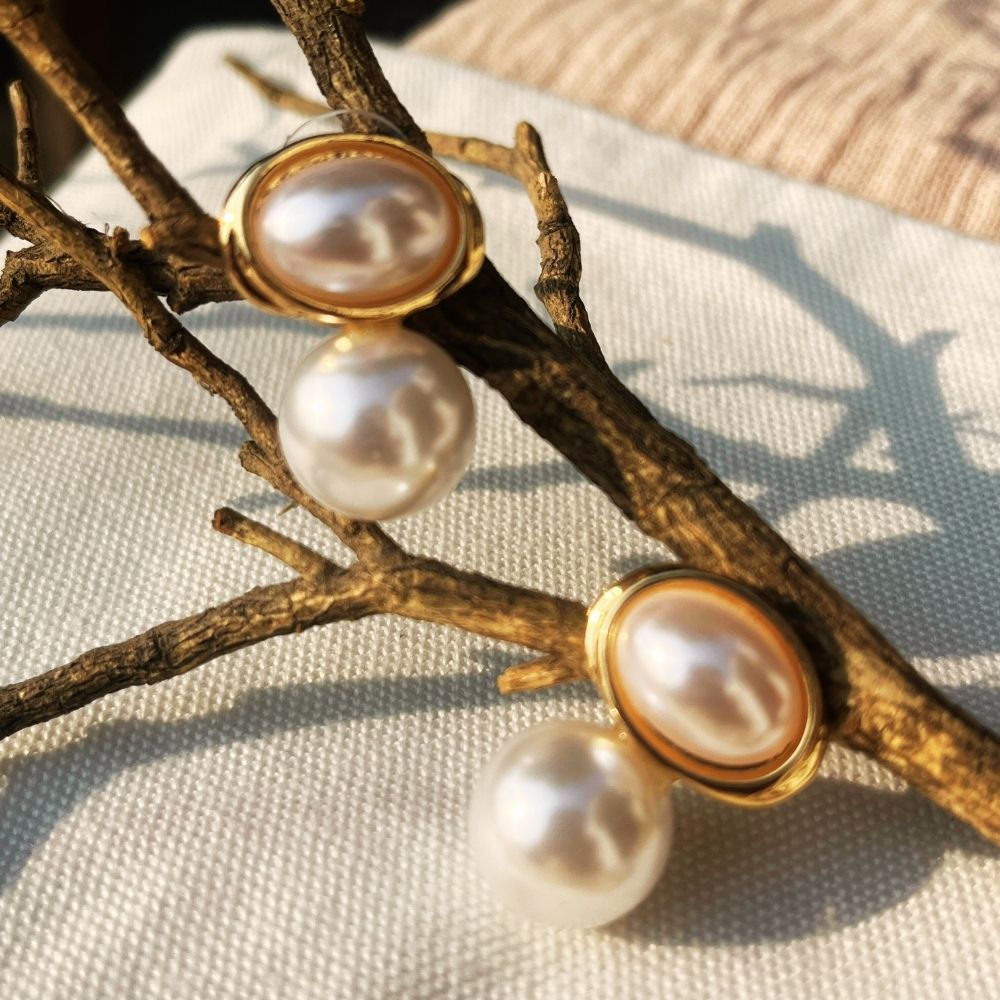 ECW SNOW WHITE DAINTY EARRING image 2