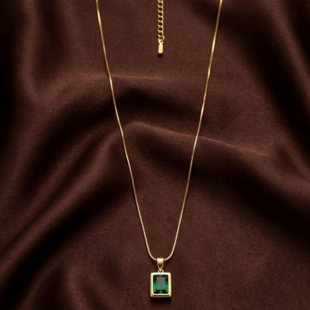 ECW EMERALD NECKLACE