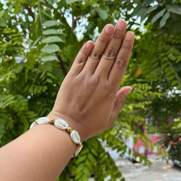 Alternative view of ECW SHELL BEAD BRACELET