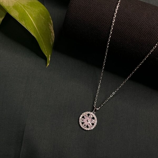 ECW EVA DAINTY NECKLACE