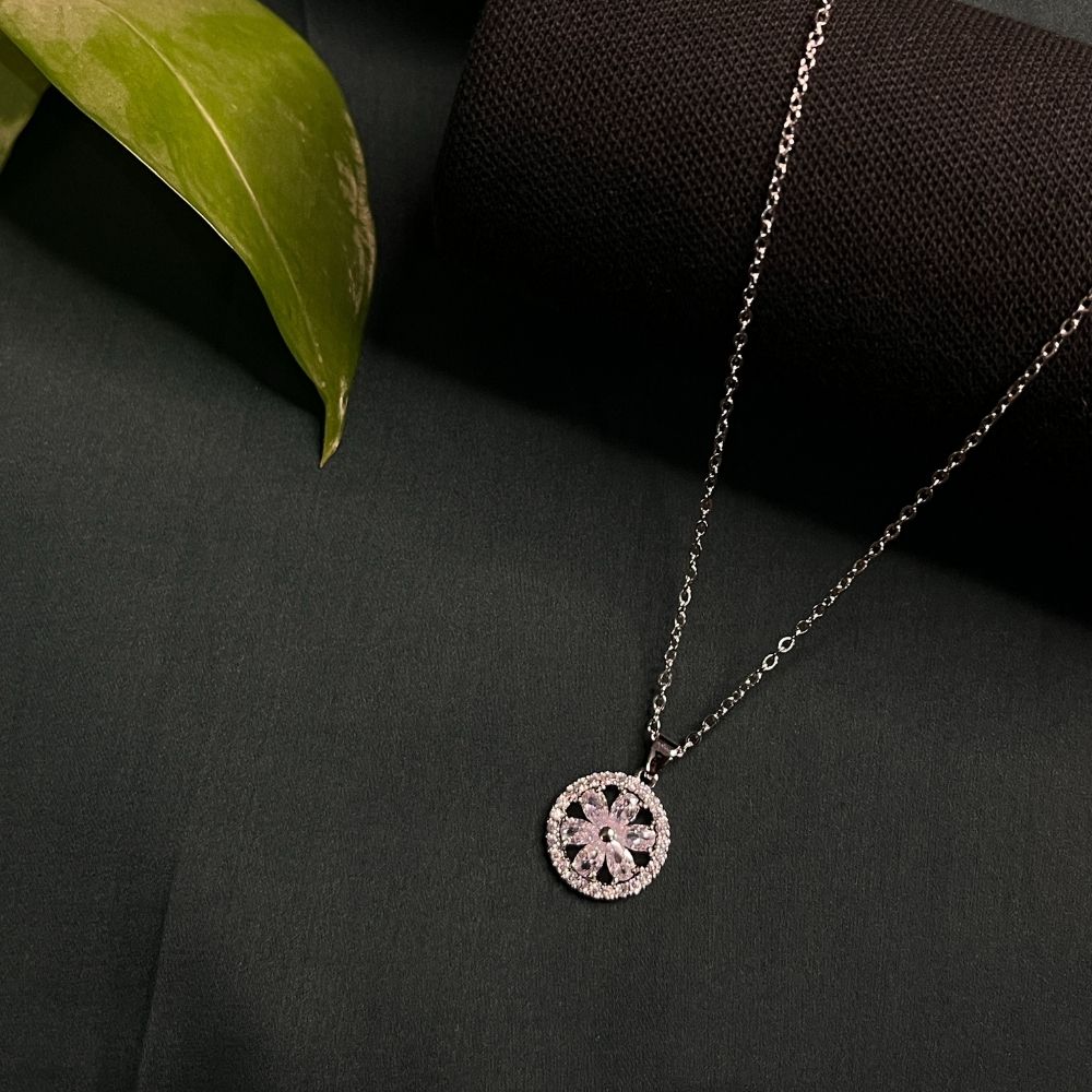 ECW EVA DAINTY NECKLACE